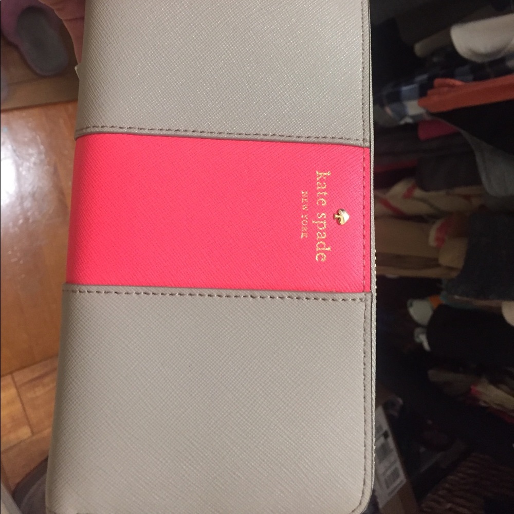 Kate Spade Wallet. @allseasonsbags